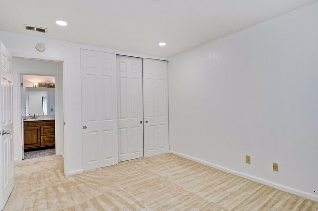 Foto del edificio - Spacious condo available in desirable Newpark Village community!