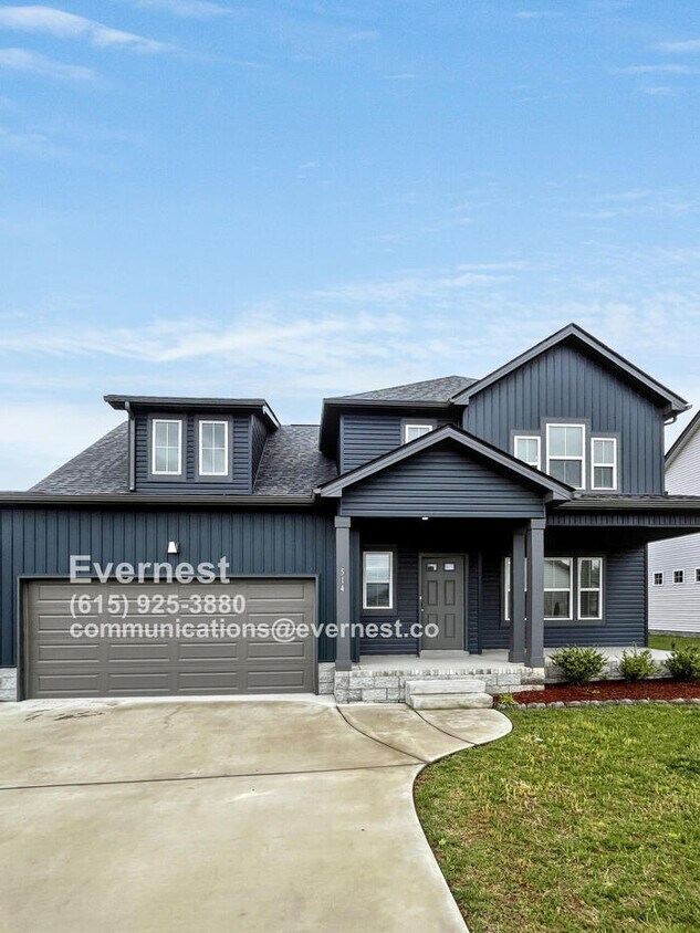 Foto principal - Spacious 4-Bedroom Home with Modern Comfor...
