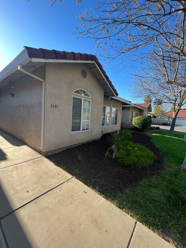 Building Photo - PRICE DROP - Perfect North Merced Location!