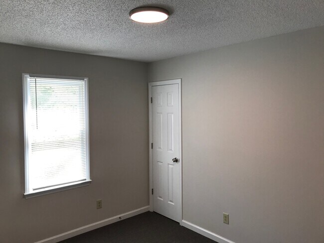 Building Photo - 1131 Plaid St