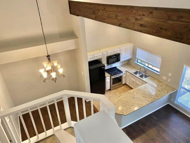 Foto del edificio - 4404 Travis Country Cir