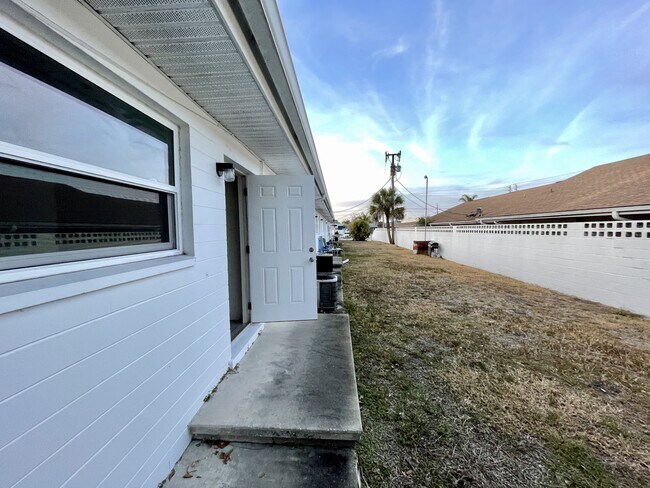 Building Photo - 2211 Granada Dr