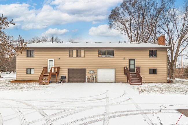 Building Photo - Blaine Townhome