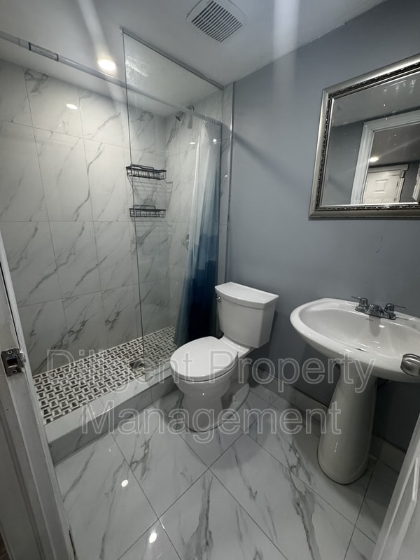 Building Photo - 492 King George St