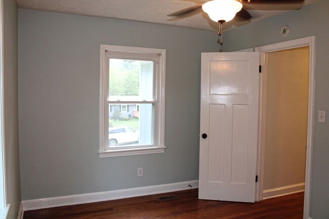 Building Photo - Freshly Renovated Cottage