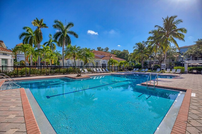 Piscina estilo centro turístico con áreas de estar - Windsor at Miramar