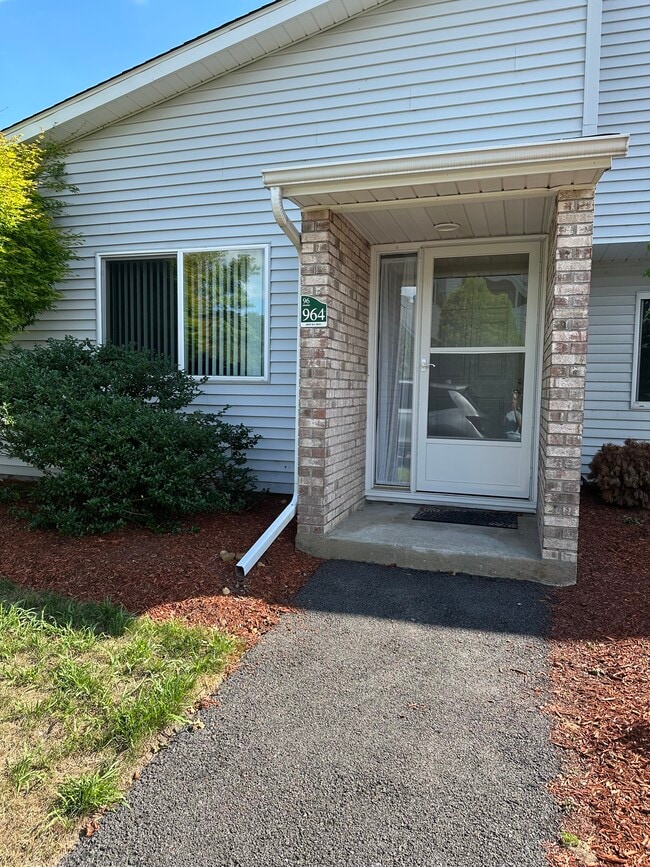 Building Photo - 964 Great Hill Dr