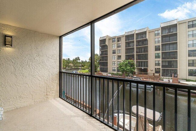 Building Photo - 8 Royal Palm Way