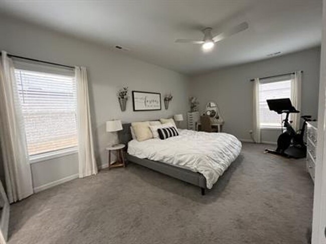 Foto del edificio - Beautiful 4-Bedroom Home with Office, Bonu...