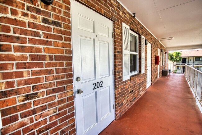 Building Photo - Annual Furnished Second Floor Condo on Ven...