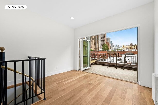 Building Photo - 421 E 81st St