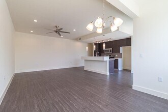 Building Photo - 604 N Bluff Dr