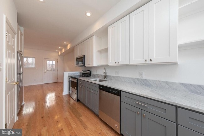 Building Photo - 920 N Bambrey St