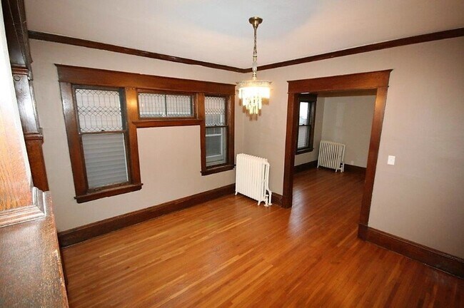 Building Photo - 871 Laurel Ave