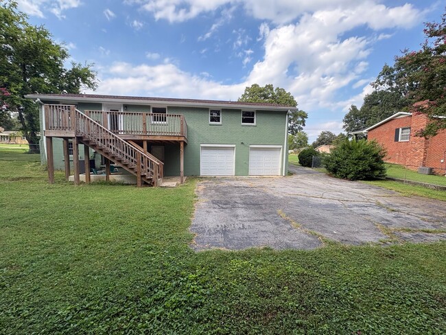 Building Photo - 1614 Shady Cir
