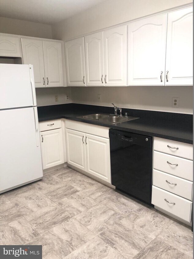 Primary Photo - 3330 N LEISURE WORLD Blvd