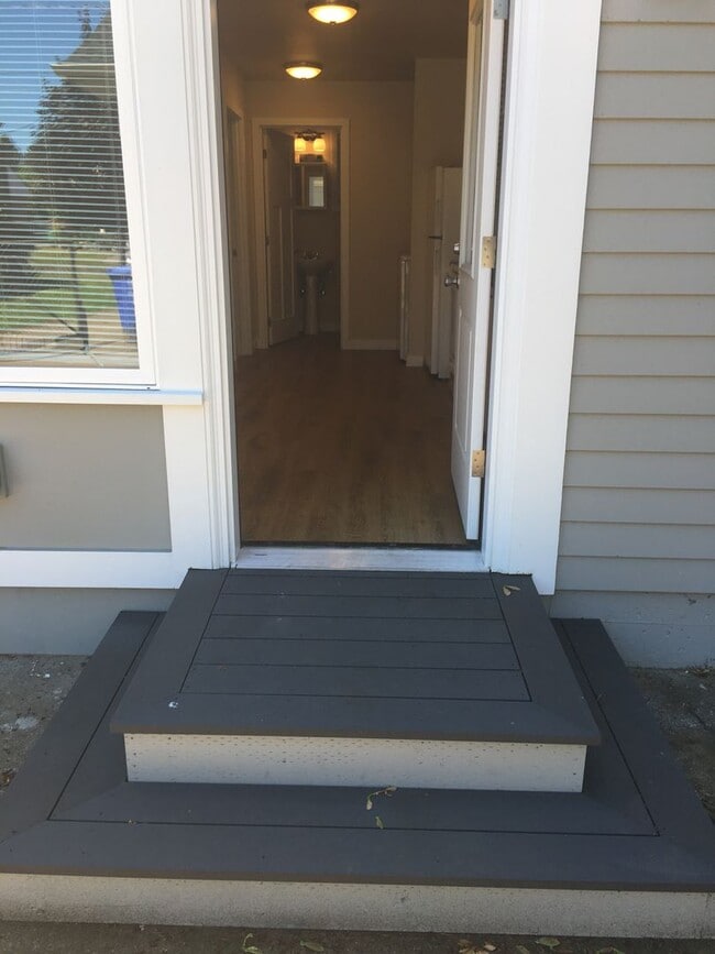 Building Photo - Remodeled 1Bd + 1Ba Additional Dwelling Unit!! Washer + Dryer, Lots of closet space!!