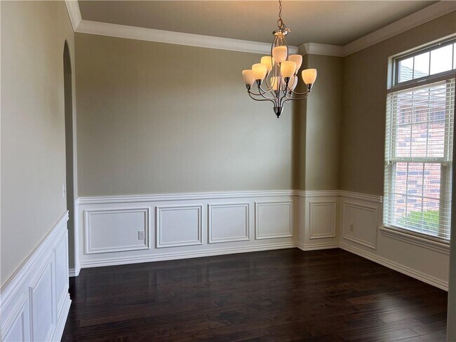Building Photo - 3304 SW Briar Creek Ave