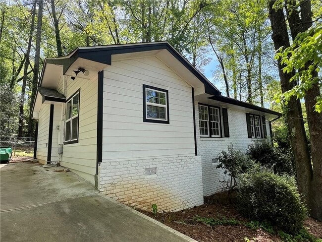 Building Photo - 2032 S Akin Dr