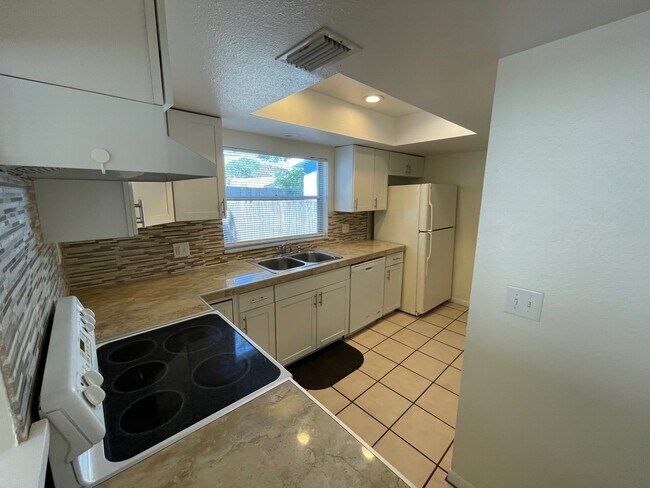 Building Photo - 2054 Los Lomas Dr