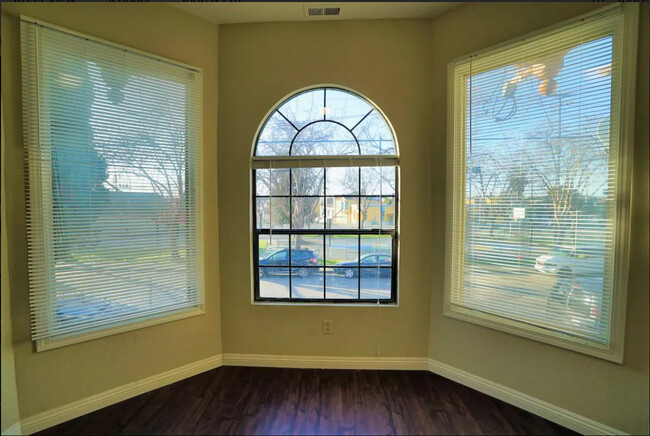 Living Room - 3136 Union St