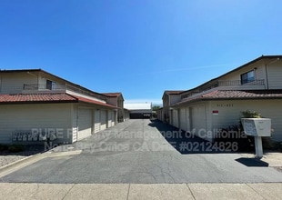Building Photo - 935 S Oak St