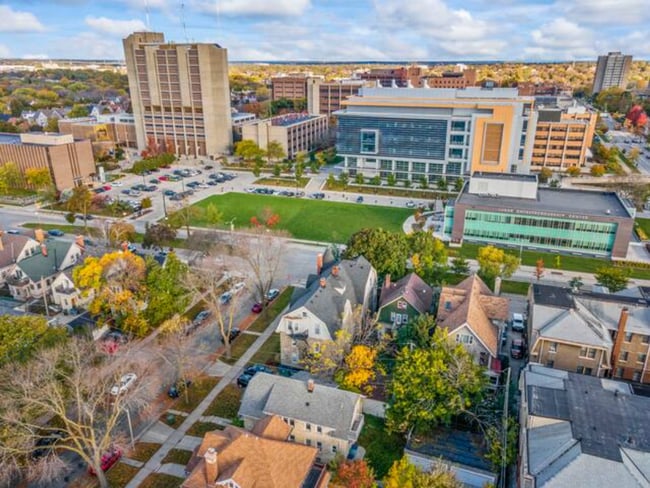 Building Photo - Maryland Upper steps to UWM