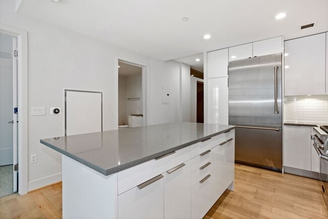 Building Photo - 1 Bed Plus Den 1 Bath! Pets Welcome! Pool!