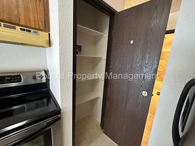 Building Photo - 400 S Saliman Rd