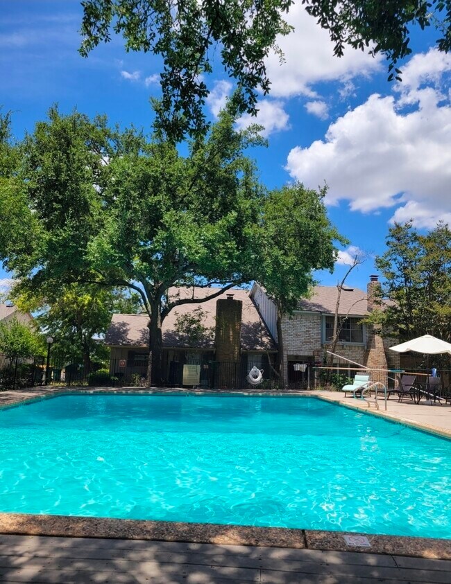 Foto del edificio - 7401 Sordello Dr