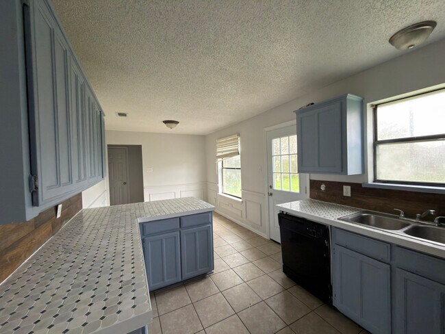 Building Photo - 1207 Charles Dr