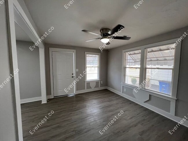 Building Photo - 516 W 33rd St