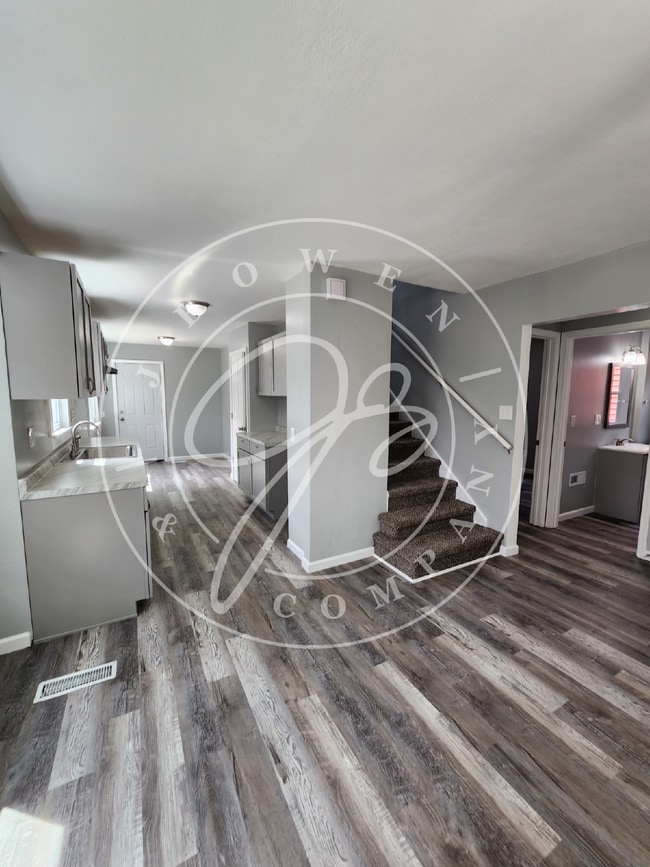 Building Photo - Charming 3-Bedroom brand new inside!  Coun...
