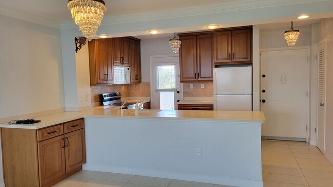 Foto del edificio - Annual UNfurnished top floor Bay front 2/2 condo with full views of Sarasota Bay