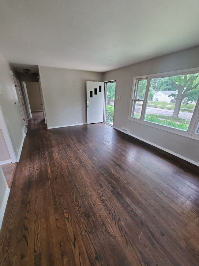 Building Photo - 3 Bedroom Single Family
