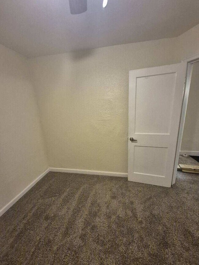 Foto del edificio - COZY CUTE & FRESHLY RENEWED 3 B.R. HOUSE!!