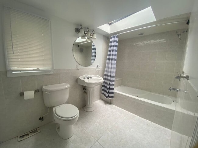 Building Photo - 563 Winter St