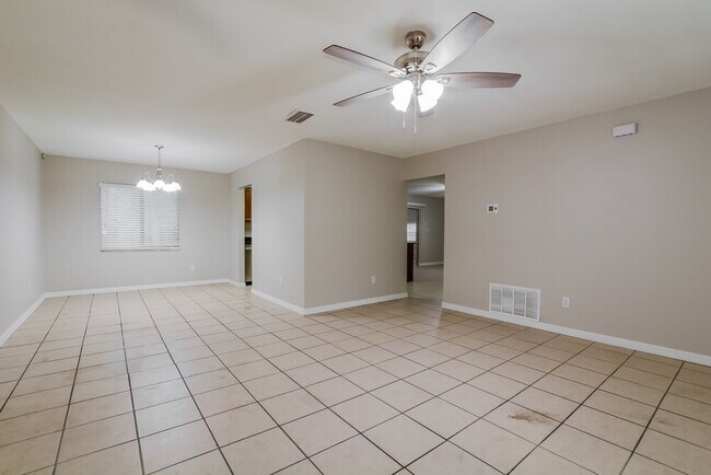 Foto del edificio - 239 Holiday Ln