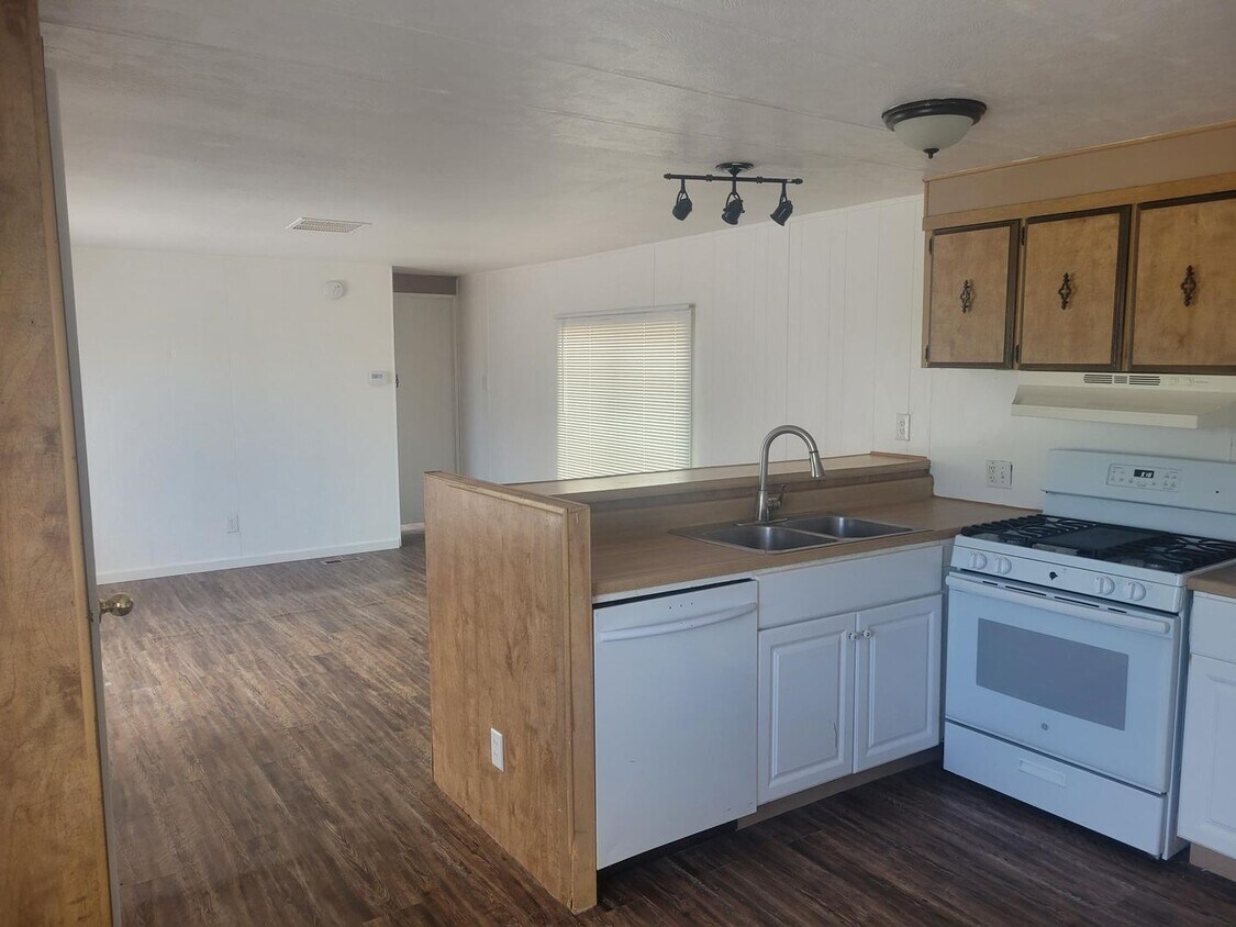Foto principal - 3 Bed 2 Bath