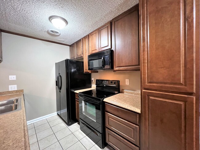 Building Photo - TOTALLY UPDATED 2 BEDROOM CONDO IN NORTHWE...