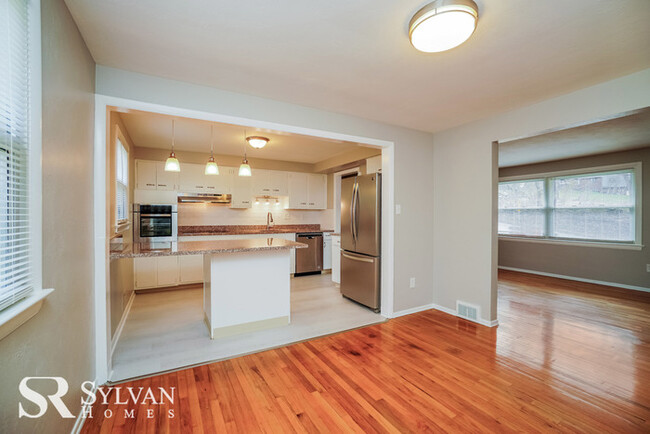 Foto del edificio - Split-level 3 BR, 2.5 BA home is move-in r...