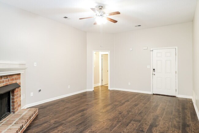 Foto del edificio - 5521 Milton Ridge Dr