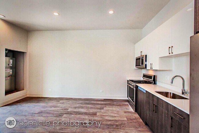 Building Photo - 847 N Larrabee St