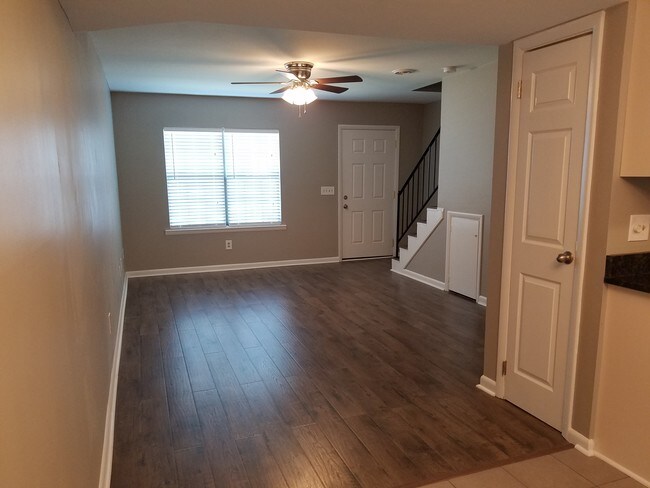 Sala de estar desde la cocina - 524 Wessinger St