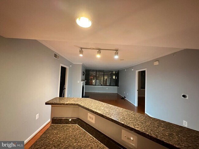 Foto del edificio - 2220 Fairfax Dr