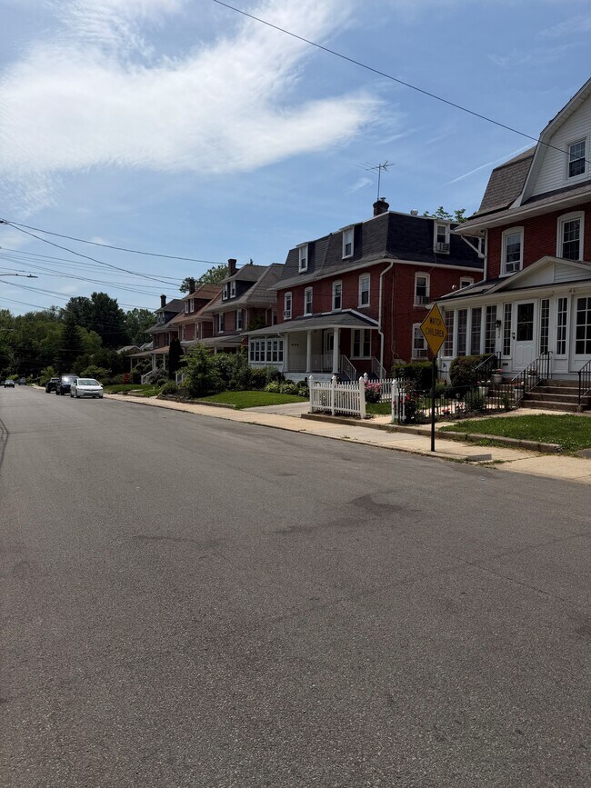 ¡Amplio aparcamiento en la calle! - 832 Cricket Ave