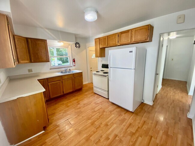 Foto del edificio - 4 bedroom house  Close to EMU in Ypsilanti- Available Fall 2026