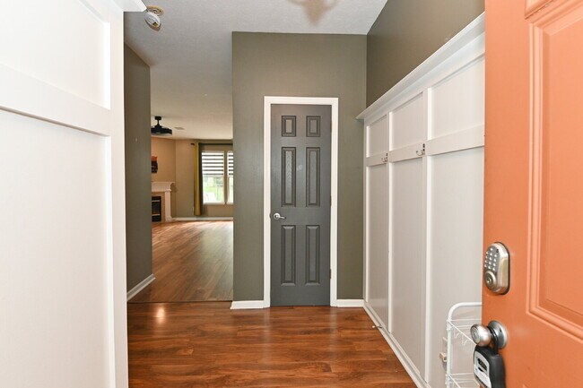 Foto del edificio - Spacious 4-Bedroom Haven with 2.5 Baths and Nearly 3,000 Sq Ft of Comfort in Indianapolis!