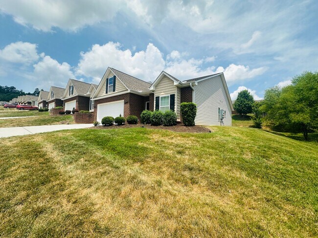 Foto del edificio - Sun-Drenched Corner Lot Condo – 2 Bedrooms + Office Near Middlebrook Pike