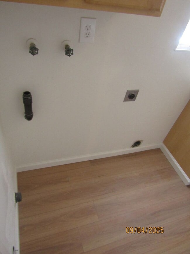 Building Photo - Newly remodeled single story home walking ...